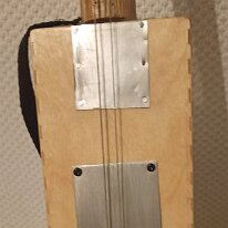 photostudio_1632458670732 und den Humbucker mit Blech abgedeckt